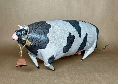 Мягкая скульптура голштинской доильной коровы ручной работы в народном искусстве с вымени и колокольчиком для коровы - Изображение 1 из 4