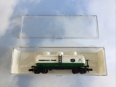Life Like 7765 N Scale 3 Bay White Union Carbide Tank Car with case & insert EUC - Image 1 of 4