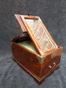 RARE VINTAGE ORIENTAL VANITY BOX WOODEN BRASS BOUND GEISHA GIRL TRAVEL MIRROR - Picture 1 of 19