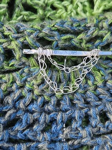Hermoso gancho de ganchillo de plata maciza y cadena de ganchillo pin/broche - Hecho por Shetland - Imagen 1 de 3