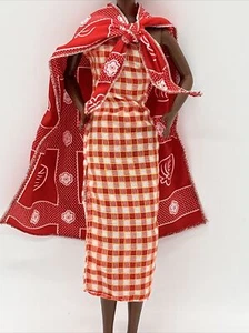 VESTIDO MATTEL MUÑECA BARBIE KENIANA TRIBAL ROJO A CUADROS Y CAPA - Imagen 1 de 6