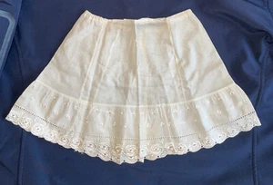 Ropa de muñeca victoriana hecha a mano enagua faldas ojales algodón bordado vintage - Imagen 1 de 7