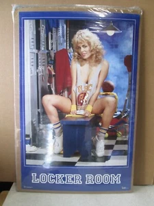 Póster de colección The Locker Room 1986 Hot Girl Car Garage Man Cave original 22314 - Imagen 1 de 5