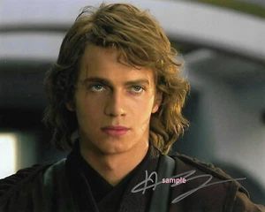 FOTO REIMPRESIÓN DE HAYDEN CHRISTENSEN #2 8X10 FIRMADA AUTOGRAFIADA CUEVA DEL HOMBRE DE NAVIDAD - Imagen 1 de 1