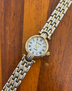 Reloj Mujer Decade Esfera Blanca Dos Tonos Delicado Estilo 21mm - Batería Nueva - Imagen 1 de 8