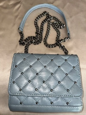 Zara 浅蓝色铆钉斜挎包时尚银色链条肩带绗缝迷你包 — 第 1/4 张图片