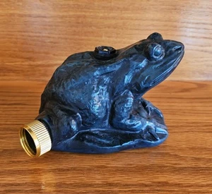 The Spring Shop 2024 Garten Frosch Wassersprinkler NEU grün Harz schwer 4x5,5" - Bild 1 von 8