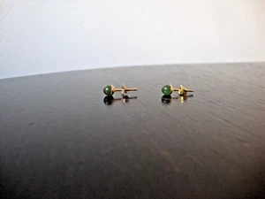 VTG CLASSIC CHINESE 4MM GREEN JADE BEAD/BALL YELLOW GOLD PLATED POST EARRINGS - Picture 1 of 12