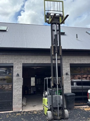 Clark Three Stage 4000lb Side Shift Forklift in great condition. - Image 1 of 4