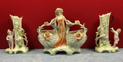 Mini garniture en biscuit porcelaine polychrome, Art nouveau femme cherubins - Photo 1/4