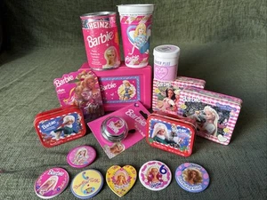 Barbie Años 90+ Mercancía Paquete Fiambrera Pendientes Latas Insignias Campana Comida EM114 - Imagen 1 de 11