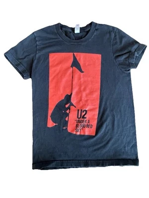 Camiseta gráfica U2 Under a Blood Red Sky American Apparel ClassicGirl preta - Imagem 1 de 4