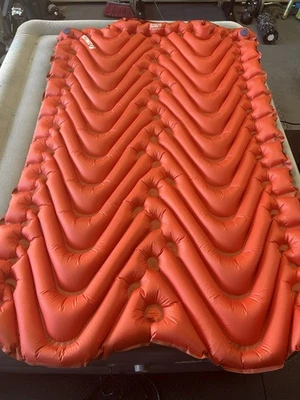 Almohadilla para dormir inflable doble V aislante Klymit, ligera, 74x47". Foto 1 de 4