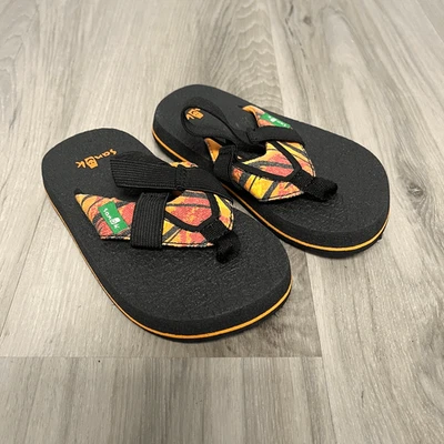 Sandalias Sanuk para niños pequeños 7 chanclas con correa trasera negra y naranja Foto 1 de 4