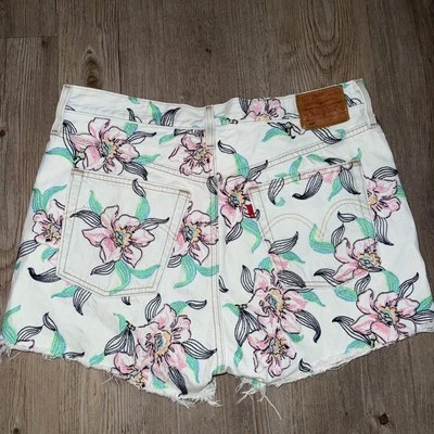 Pantalones Cortos de Jean Levi's 501 Para Mujer Hella Bloom Floral Tiro Alto Talla 32 Festival Usados en Excelente Condición Foto 1 de 4