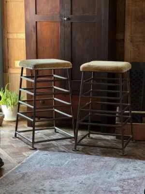 Par de taburetes de gimnasio antiguos, taburete de gimnasio superior de cuero gamuza de los años 30, taburete industrial Foto 1 de 4