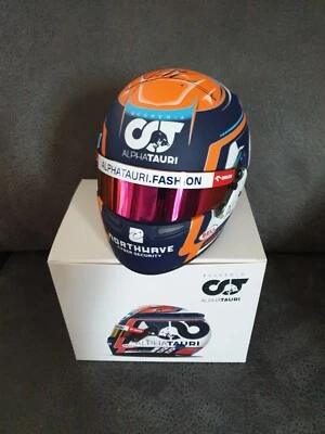 Nyck de Vries  1:2 HELM  ORGINAL SIGNIERT,mit OVP  - Bild 1 von 3