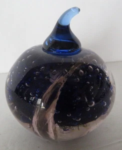 Pisapapeles vidrio soplado a mano manzana púrpura azul vintage arte vidrio fondo liso - Imagen 1 de 8