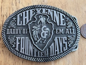Cheyenne Frontier Days Cowboy Rodeo Gürtelschnalle USA schwer sehr guter Zustand Größe ~ 95 x 75 mm - Bild 1 von 4