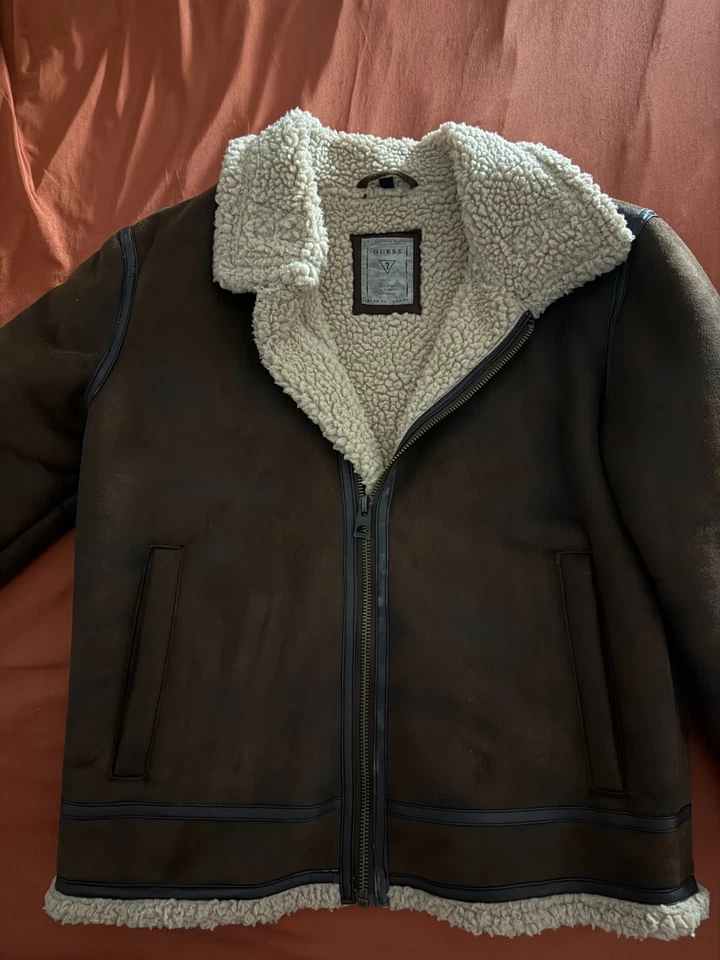 Chaqueta de aviador de piel de oveja sintética marrón GUESS para hombre, grande Foto 1 de 1