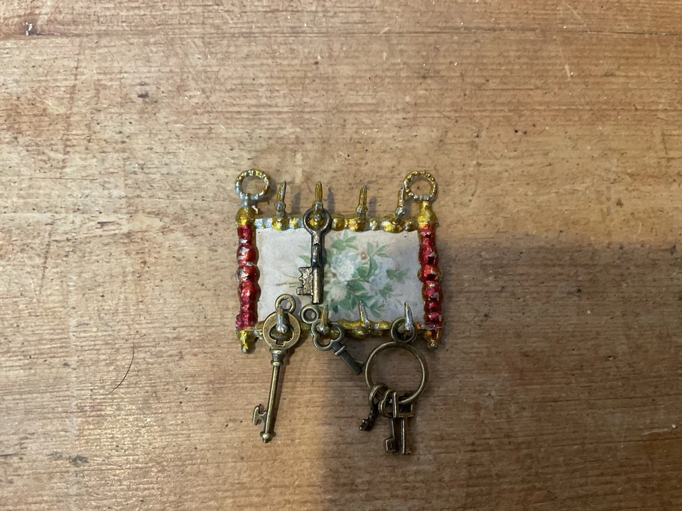 Antiguo llavero alemán de metal suave para casa de muñecas con llaves Foto 1 de 3