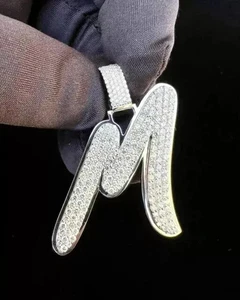Colgante Moissanita Corte Redondo 1.70Ct Letra Personalizada ''M Chapado en Oro Blanco 14K - Imagen 1 de 7