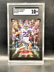 2023 Panini Luminance Deuce Vaughn RC SP Red 18/25 #142 Cowboys SGC 10 GEM MINT - Picture 1 of 2