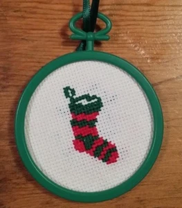 VINTAGE STRUMPF KREUZSTICH FERTIG WEIHNACHTSSCHMUCK KOSTENLOSER VERSAND - Bild 1 von 2