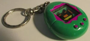 Llavero Tamagotchi verde púrpura botones enrollables 1997 Bandai McDonald's - Imagen 1 de 2