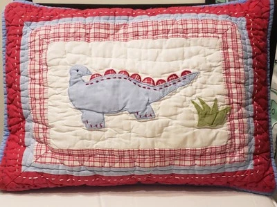 Almohada pequeña Pottery Barn dinosaurio dinosaurio retazos acolchada 11"x16" Foto 1 de 2