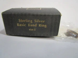 1994 Avon Sterling Silver Basic Band Ring Size 5 Costume Jewery - Picture 1 of 3