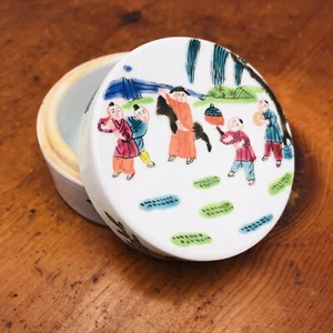 Chinese Men Flower Lidded Trinket Box Round Porcelain Bright Enamel 19th C. - Picture 1 of 10