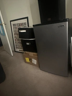 2,6 cu. Mini nevera de pies en aspecto de acero inoxidable Magic Chef!! Foto 1 de 2