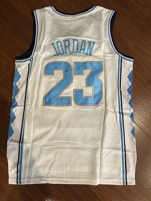 Nueva con etiquetas Camiseta de Baloncesto Michael Jordan PEQUEÑA #23 Carolina del Norte Tacones Alquitranados Blanca Foto 1 de 4