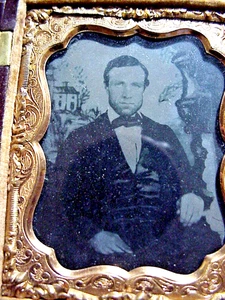 Antique RUBY AMBROTYPE PHOTO of MAN from SCRANTON PA. in Gutta Percha UNION CASE - Picture 1 of 9