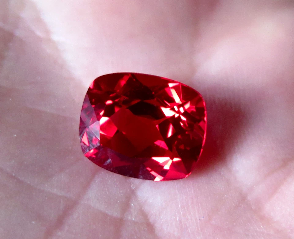 RUBIS D'OR VERNEUIL "GOLDEN RUBY" coussin 10x8 MM et 3,90 cts..IF