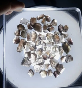 Cristalli Ferroaxinite Naturale con diverso gioco di colori, pleocroismo, - Foto 1 di 9