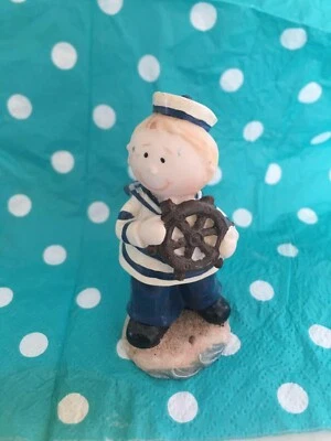 maritime Deko Figur ca. 8cm blau weiß Matrose Männchen Keramik Seemann Steuerrad - Bild 1 von 2