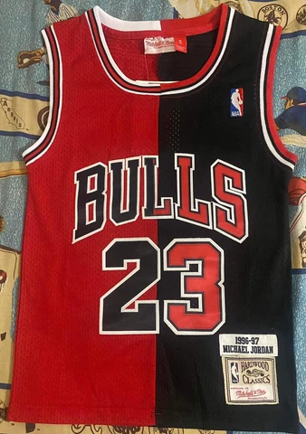 MICHAEL JORDAN CHICAGO BULLS - YOUTH SIZE LARGE Cover