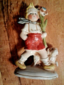 Figura de porcelana niño sosteniendo flores con perro cachorro 4" de alto Alemania 20522 - Imagen 1 de 3