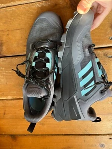 Zapatos de senderismo para mujer Adidas 8.5 Terrex Swift R Gore-Tex gris azul negro 128471881 - Imagen 1 de 11