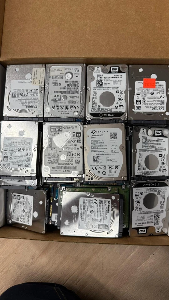 LOTE DE 100 DISCOS DUROS SATA para computadora portátil de 320 GB de 2,5" pulgadas de marca mixta usados funcionando Foto 1 de 1