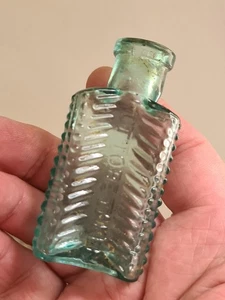 RARE 1/2 OZ AQUA GLASS CRESCENT PATENT POISON IN VERY GOOD CONDITION. - Picture 1 of 6