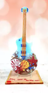 A collector's item, a glass guitar on a stand inspired by the sea - Picture 1 of 10