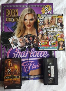 THE SCORPION KING + 2 wrestling magazines + poster + cards (VHS) DWAYNE JOHNSON