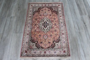 AN OUTSTANDING PERSIAN ORIENTAL HANDMADE SILK RUG WITH FLORAL DESIGN 120 X 80 CM - Picture 1 of 16