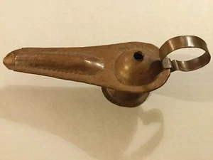 Vintage Unsigned Aladdin Style Copper Tone Metal Oil Lamp W/ Handle - Picture 1 of 9