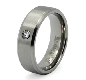 Anillo de titanio de 8 mm para hombre banda centro circonita cúbica piedra cepillada ajuste cómodo - Imagen 1 de 2