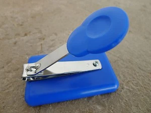 PETA Nagelknipser mit Standfuß – für sicheres und bequemes Nagelkürzen - Bild 1 von 5