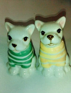 Salz & Pfeffer Shaker Bulldoggen in Pullovern Keramik weiß/gelb/grün EUC - Bild 1 von 7
